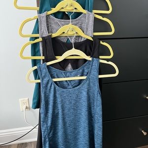 Lot of 4 Active Wear tops Key hole backs. Go Dry by Old Navy size medium